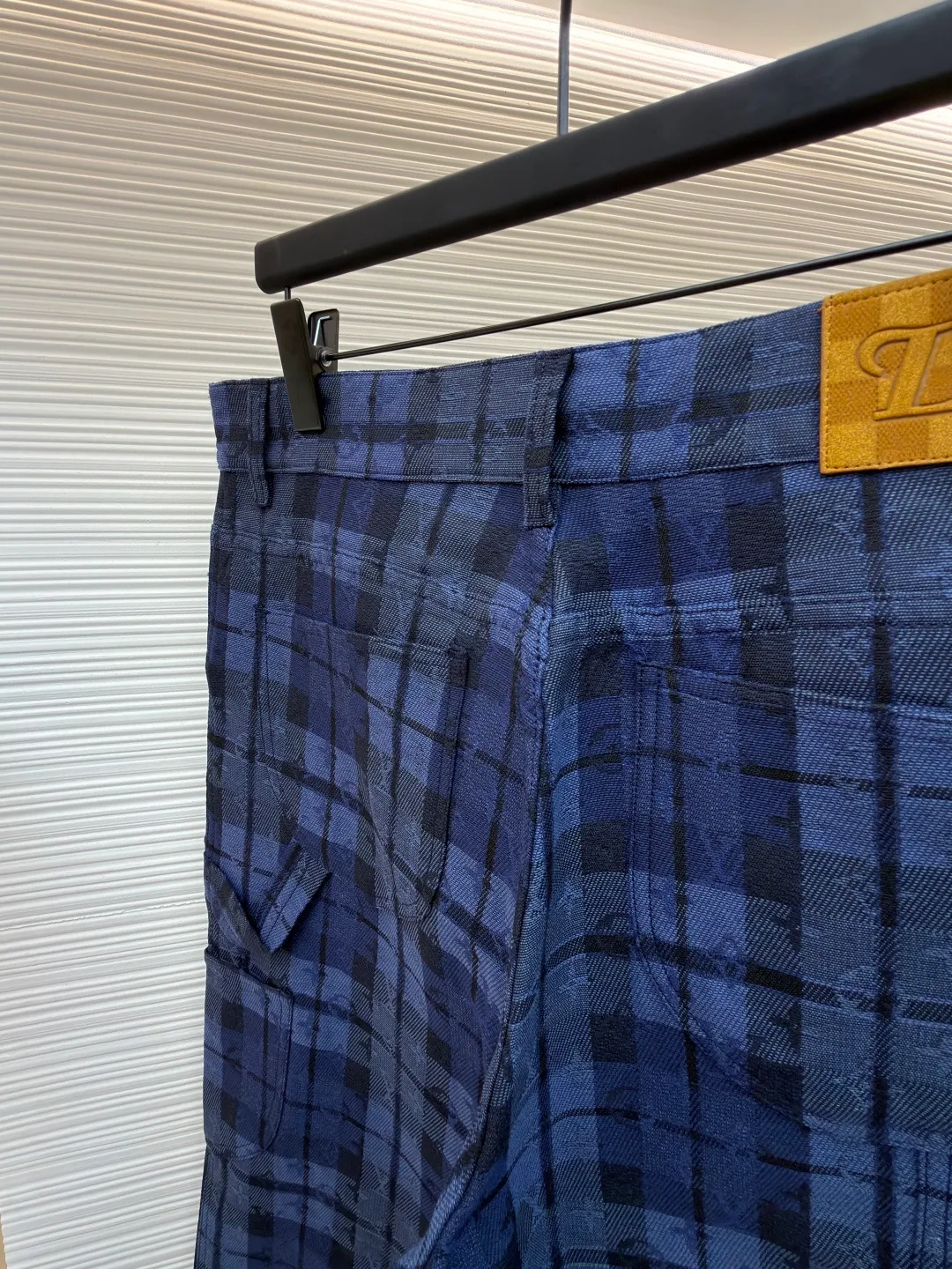 LOUIS VUITTON plaid denim work trousers ●Original version: Purchased and developed for 15950 ●Item number: 1682081-B10 ●Material: cotton fabric ●Technology: jacquard production ●Color: blue ●Version: fitted version ●Weight: about 595 grams ●Size: S-M-L-XL ●Description: This style of denim trousers uses dark and light tones to highlight Monogram and the elegant touches of plaid jacquard. Interior and exterior chest pockets add a touch of style, and an embossed leather label sits at the back. Regular fit 85% cotton, 15% polyester, logo jacquard, pearlescent buttons, thigh patch pockets, back panel pockets, side pockets, rear logo patch. The overall wiring is straight and delicate, the fabric is comfortable and soft, and the color is consistent without color difference. It can be matched with the same style to create a fashionable look and control various occasions. Customized accessories, complete with three standards, same style for men and women!